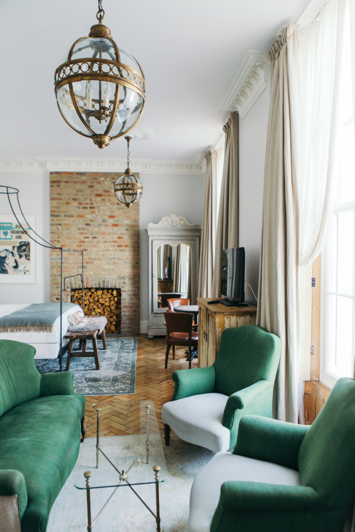 Photo d'inspiration d'une chambre de gîte rénovée dans un style boutique hôtel et contemporain au château de Chignat à Clermont-Ferrand.
