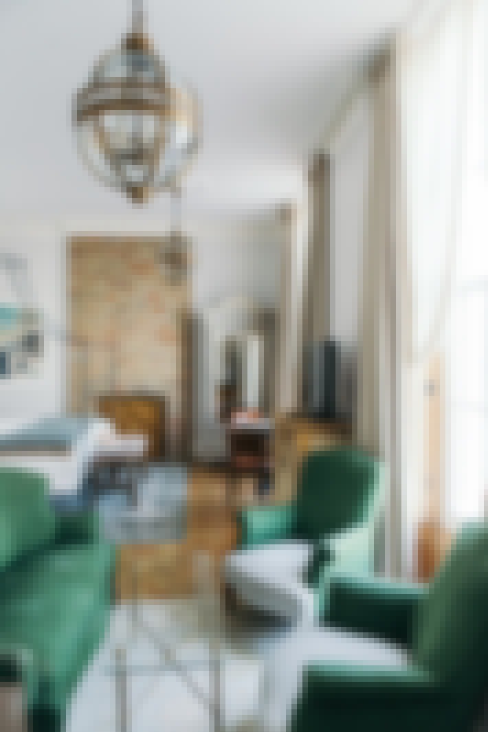 Photo d'inspiration d'une chambre de gîte rénovée dans un style boutique hôtel et contemporain au château de Chignat à Clermont-Ferrand.