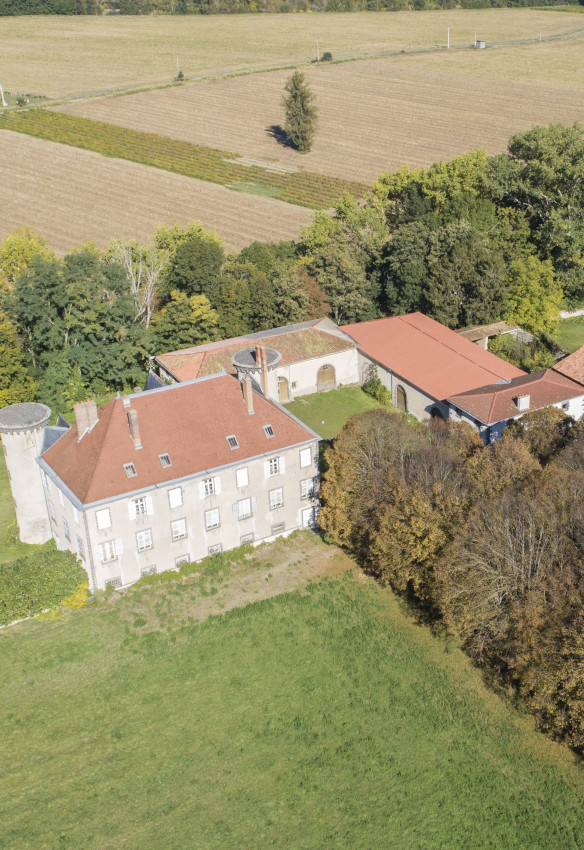 Photo aérienne du château de Chignat dans le Puy-de-Dôme.
