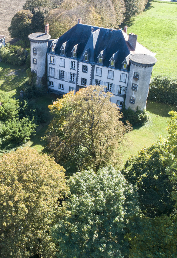 Photo de la façade du château de Chignat en Auvergne, lieu de réception et de mariage dans le Puy-de-Dôme