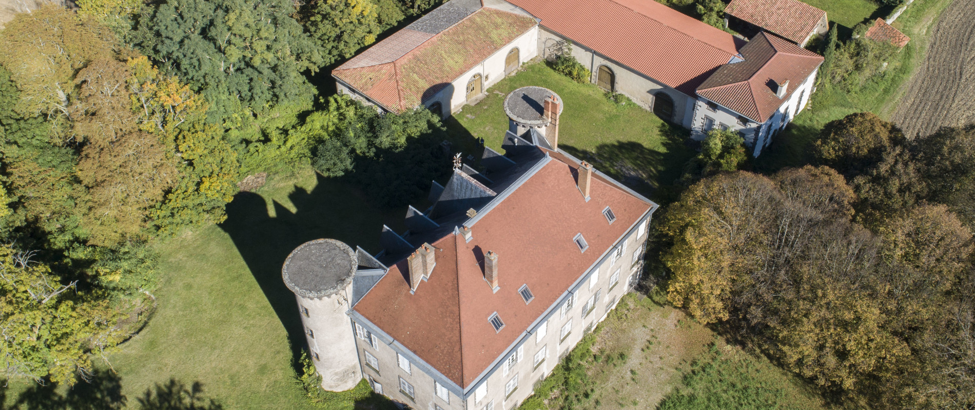 Vue prise en drône des salles de réception du château de Chignat dans le Puy-de-Dôme