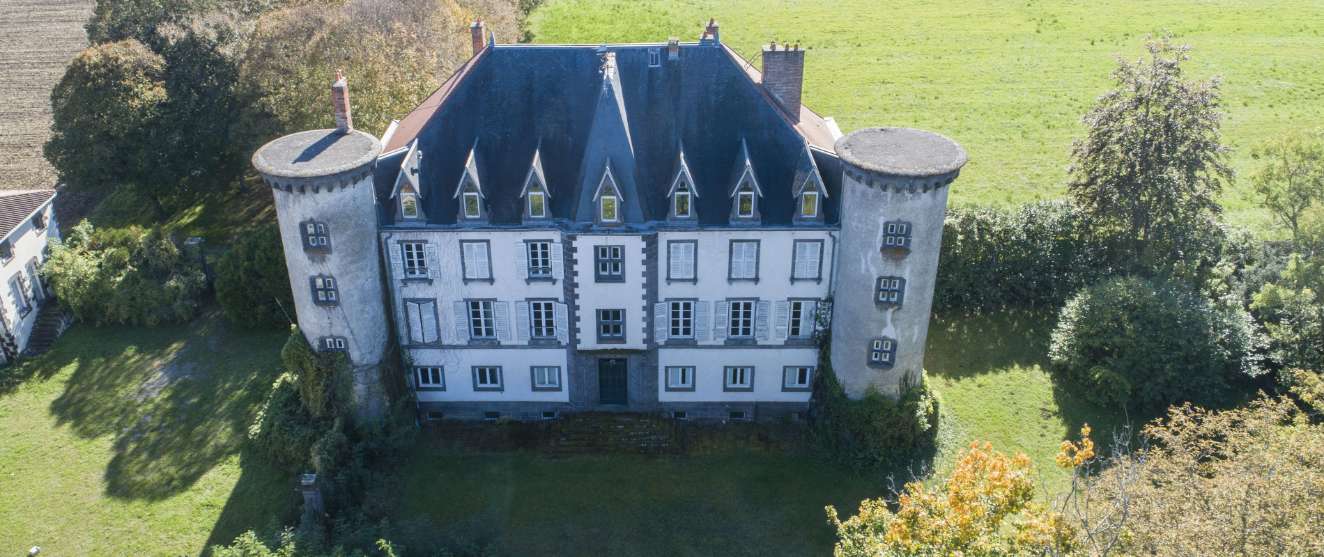 Photo de la façade du château de Chignat dans le Puy-de-Dôme