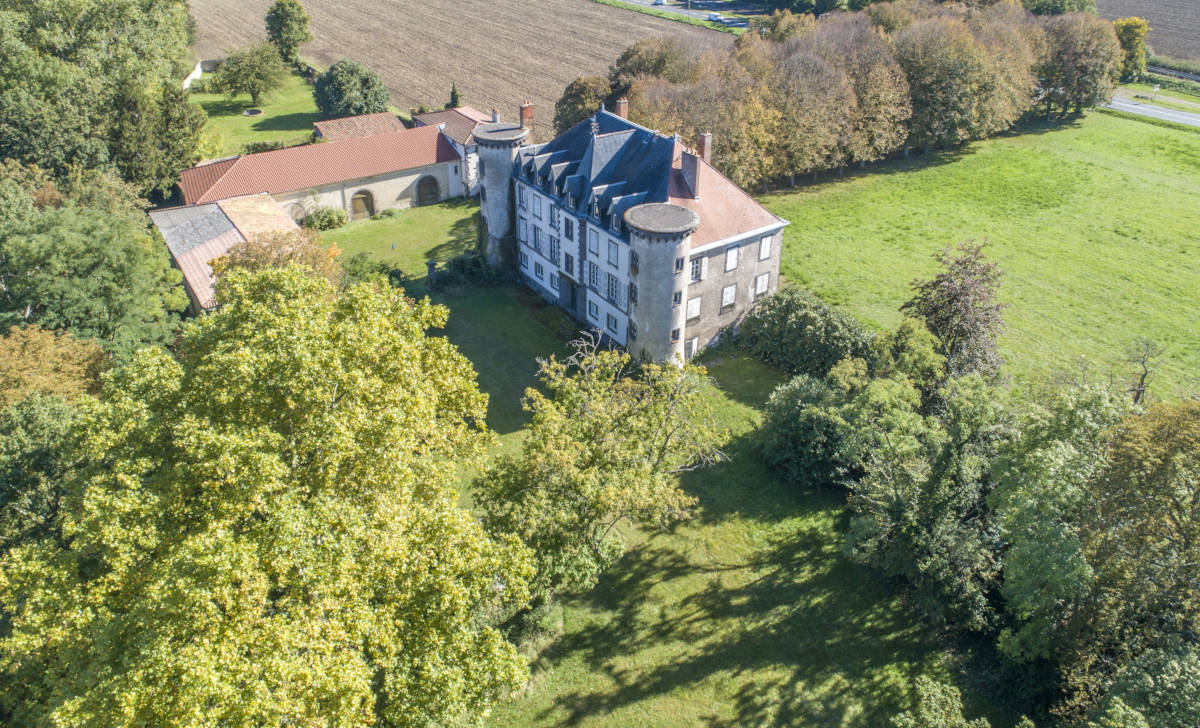 Photo extérieure du château de Chignat à Vertaizon dans le Puy-de-Dôme.