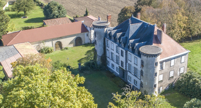Photo des jardins du Château de Chignat dans le Puy-de-Dôme. Le Château dispose d'un jardin privatif de plus de 5000 m² où les mariés peuvent organiser une cérémonie laïque dans une atmosphère champêtre.